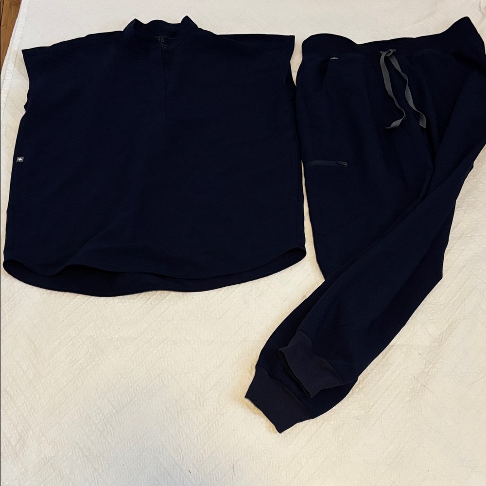 Figs Rafaela oversized top XS 
Figs Zamora scrub joggers small
Navy blue